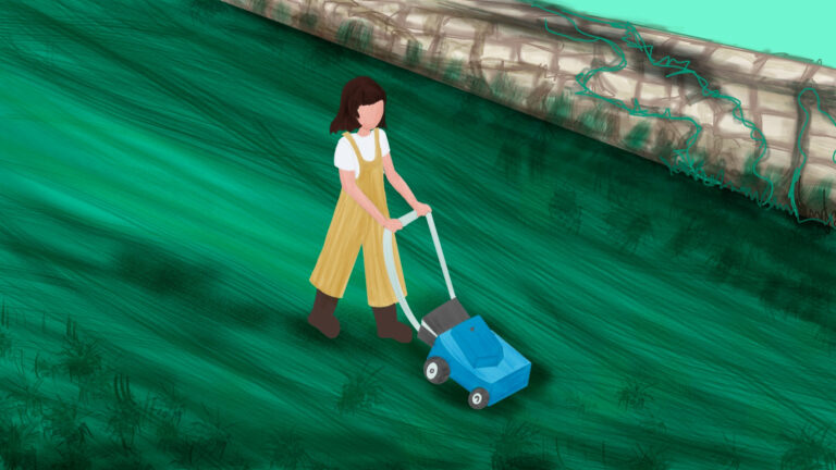 Ragazza intenta a tagliare il prato