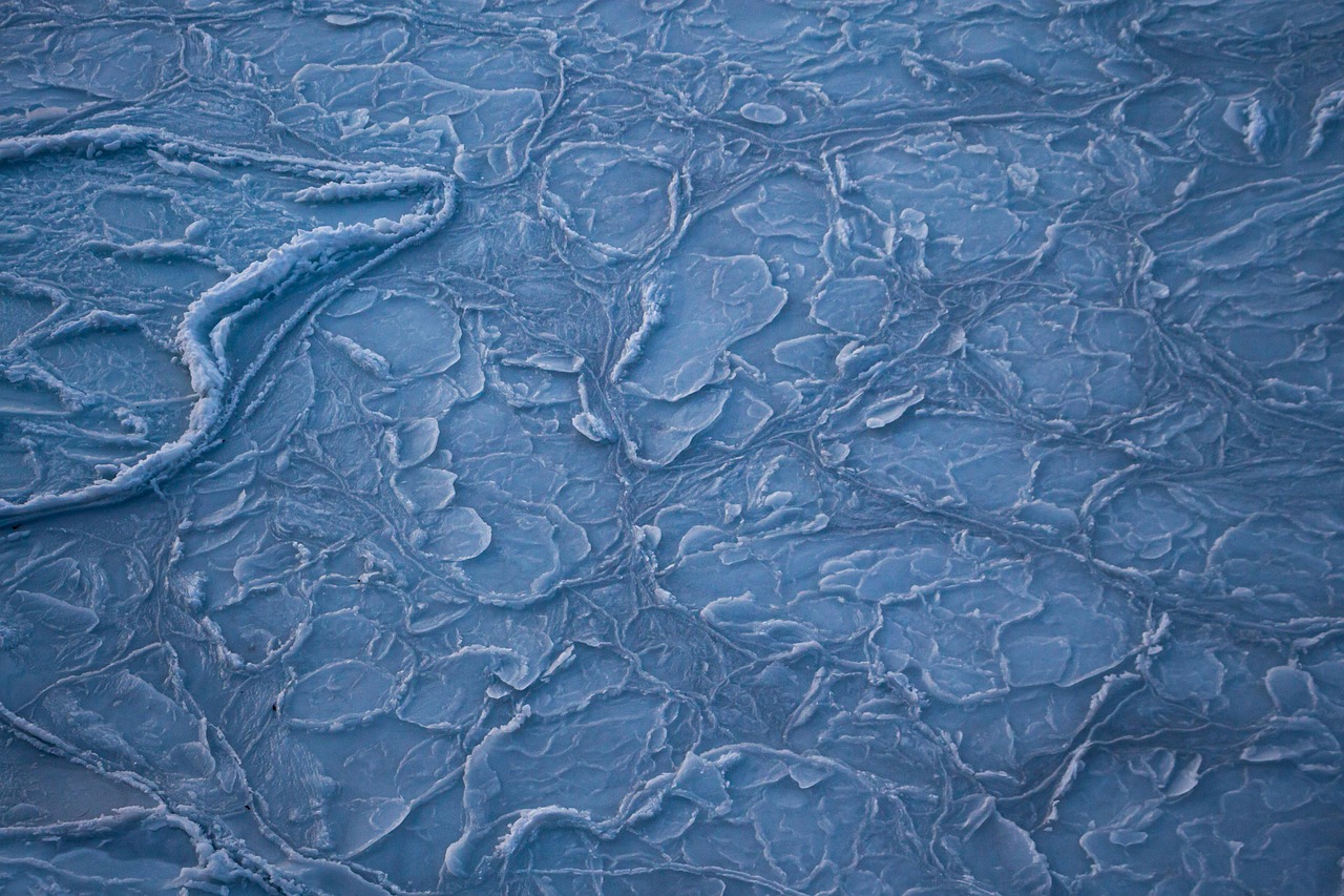 Acqua congelata dal freddo, per questo è importante la chiusura invernale della piscina per ridurre i rischi e danni