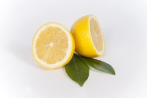 Limone maturo di un bel colore giallo tagliato a metà
