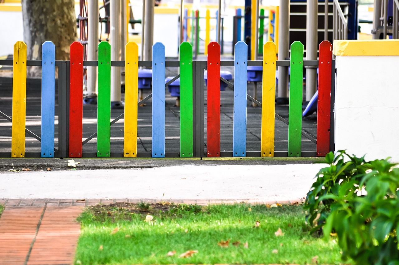 Un parco giochi per bambini con un angolo di prato