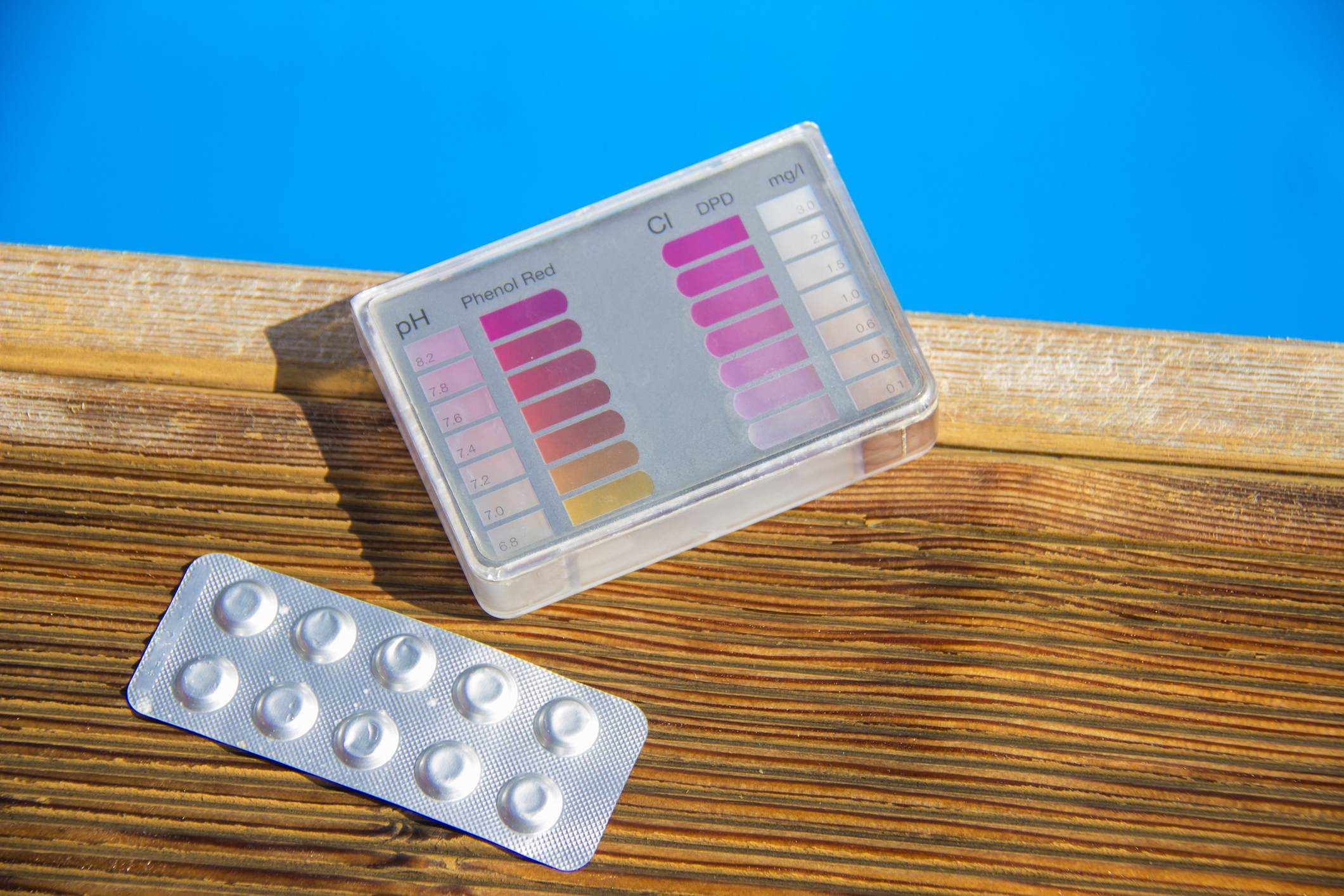 Un test per piscina con reagenti a pasticche che misura il valore del cloro e del pH