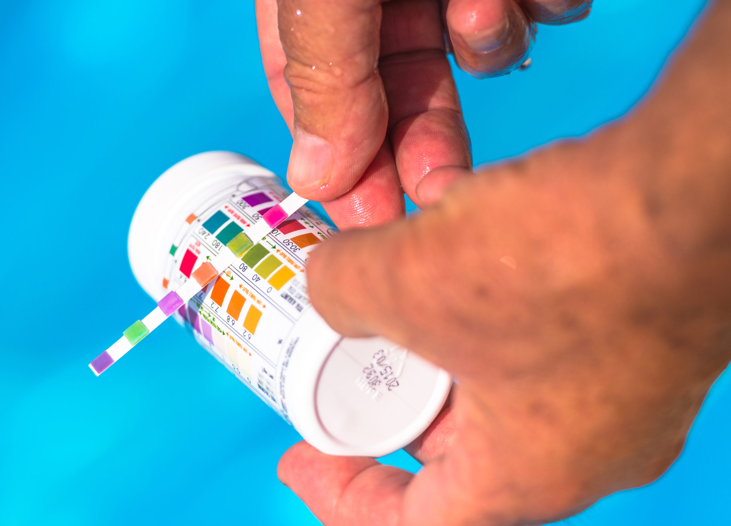 Un test per piscina a strisce reagenti che misura il valore di diversi parametri della piscina
